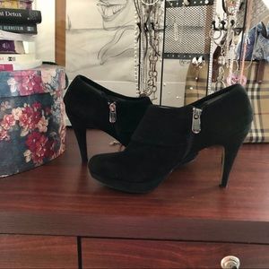 Adrienne Vittadini Black Suede Booties w/ zip 7M